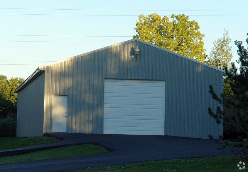 7704 Maltlage Dr, Bayberry, NY à vendre - Photo de l’immeuble – Image 2 sur 3