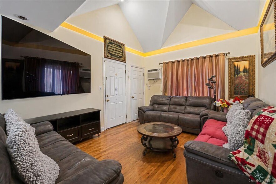 2465 45th St, Astoria, NY à vendre - Photo de l’immeuble – Image 3 sur 3