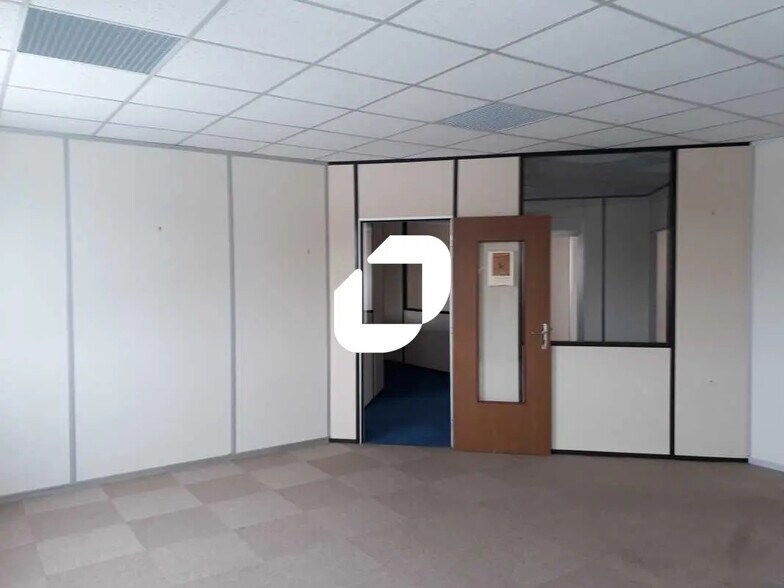 Local d’activités dans Villebon-sur-Yvette à louer - Photo de l’immeuble – Image 3 sur 10