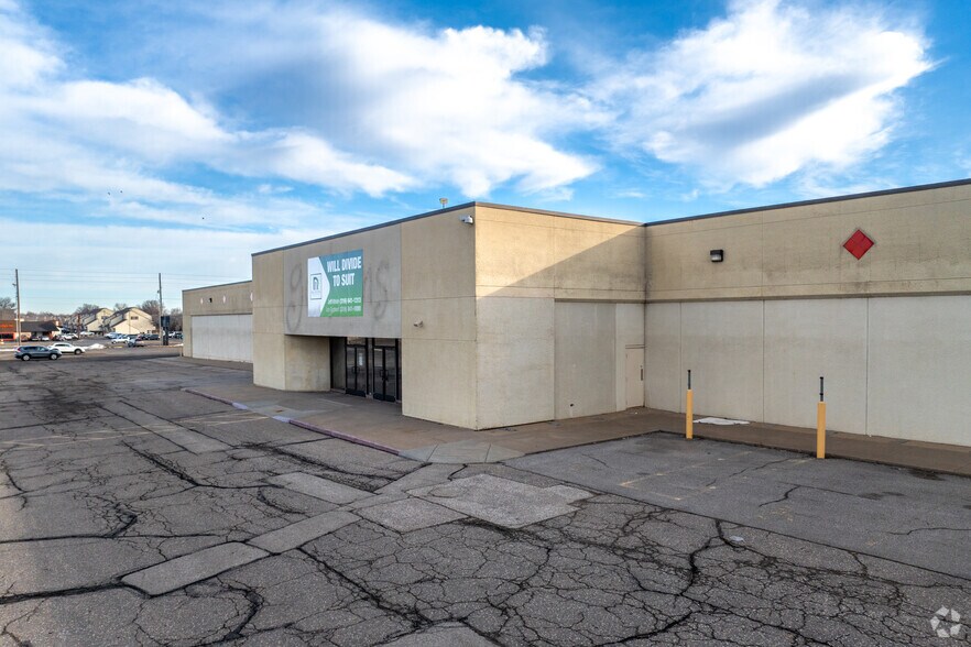 7011 W Central Ave, Wichita, KS à louer - Photo de l’immeuble – Image 3 sur 21
