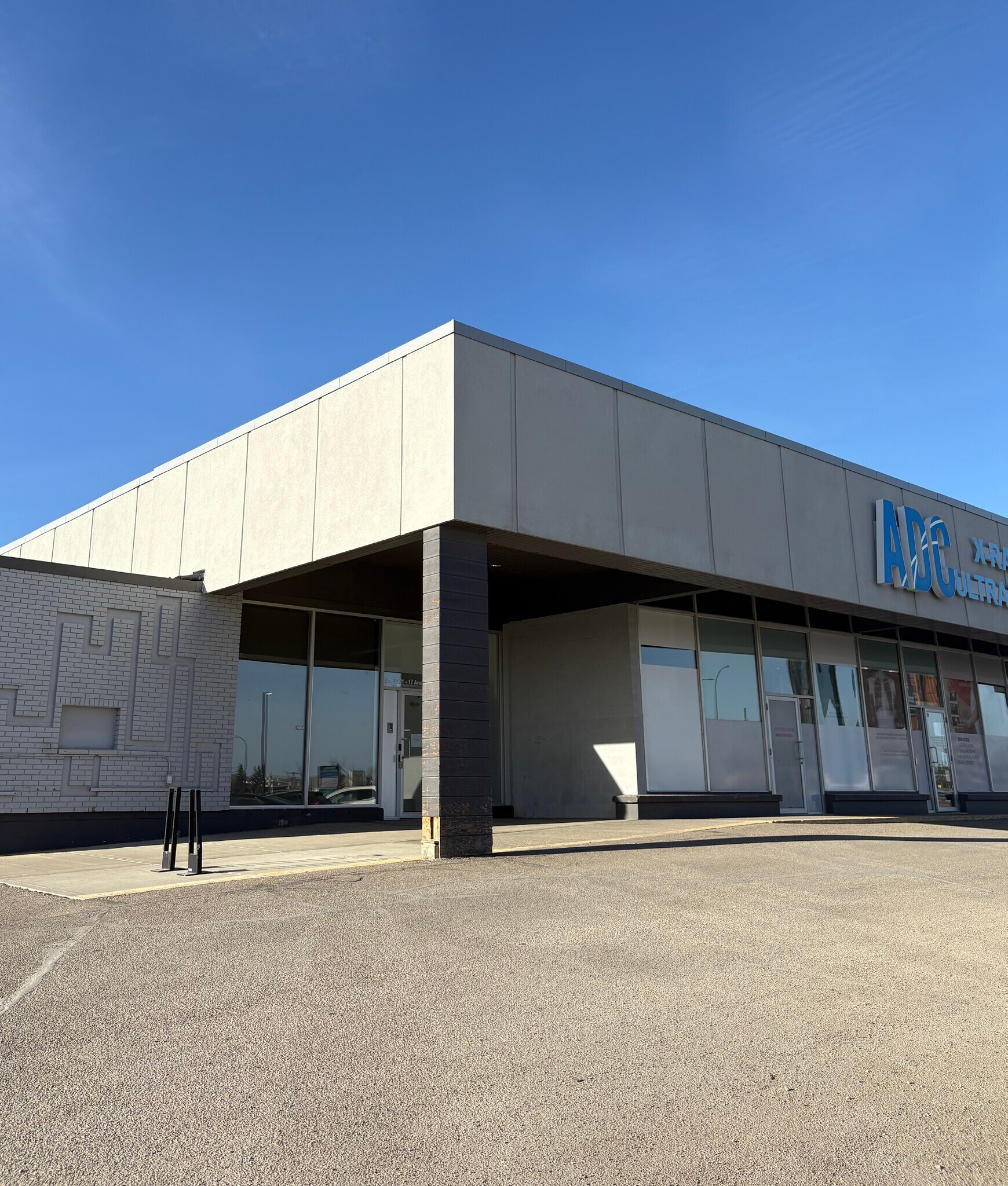 3301 17th Ave SE, Calgary, AB à louer Photo de l’immeuble– Image 1 sur 7