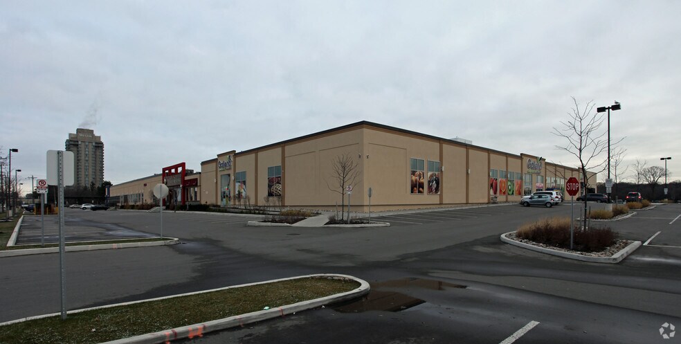 865 York Mills Rd, Toronto, ON à louer - Photo de l’immeuble – Image 3 sur 11