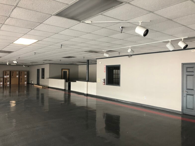 5227 Middlebrook Pike, Knoxville, TN à louer - Photo intérieure – Image 2 sur 5