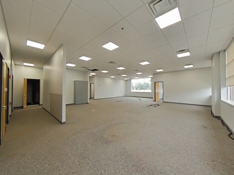 33464 Schoenherr Rd, Sterling Heights, MI à louer - Photo de l’immeuble – Image 2 sur 9