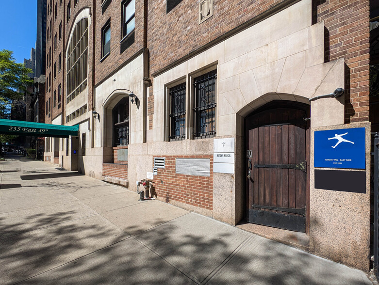 235 E 49th St, New York, NY à vendre - Photo de l’immeuble – Image 1 sur 2
