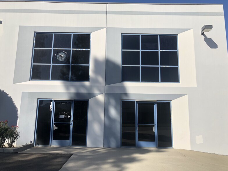 1200 Lawrence Dr, Newbury Park, CA à louer - Photo de l’immeuble – Image 1 sur 14