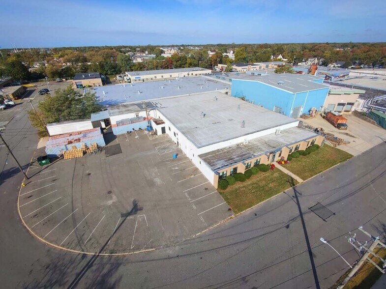 50 E Ranick Dr, Amityville, NY à vendre - Photo de l’immeuble – Image 3 sur 5