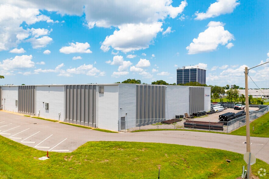 9700-9704 Solar Dr, Tampa, FL à louer - Photo de l’immeuble – Image 2 sur 14