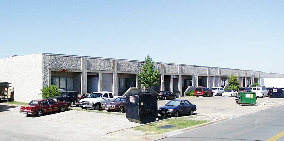 3300-3314 Garden Brook Dr, Farmers Branch, TX à louer - Photo de l’immeuble – Image 1 sur 4
