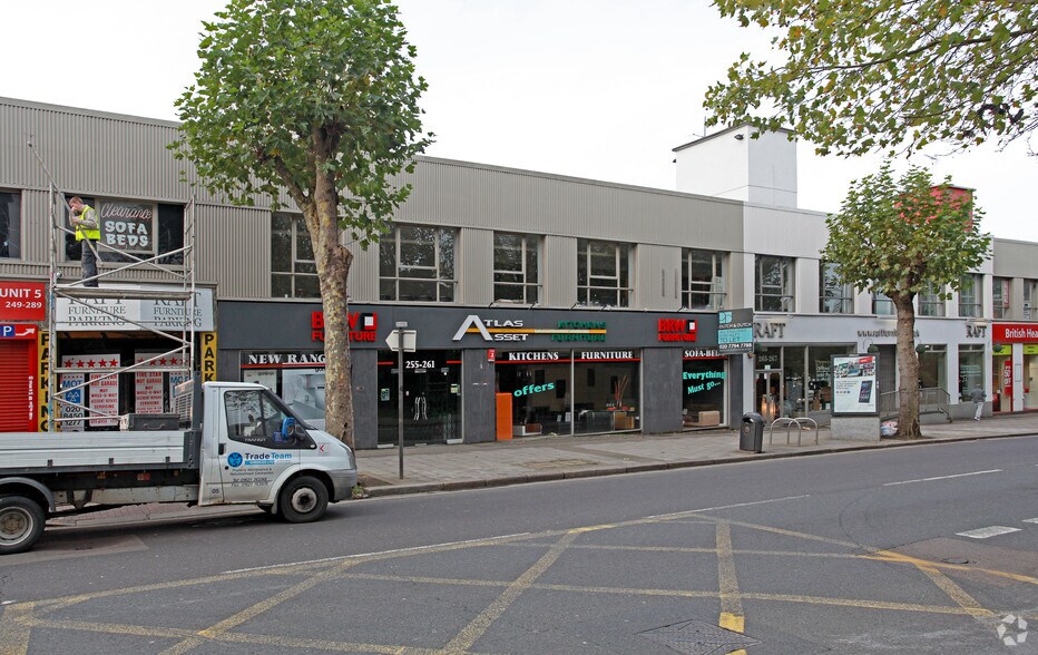 255-261 Cricklewood Broa, Londres à vendre - Photo de l’immeuble – Image 2 sur 2