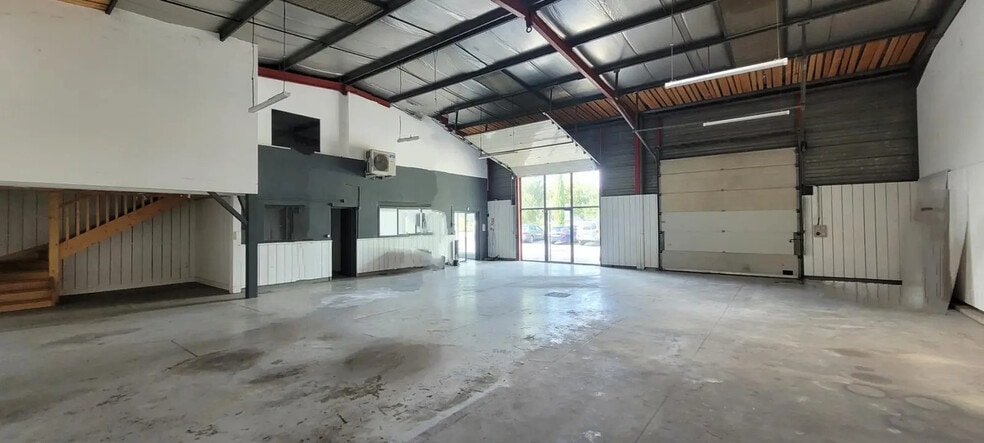 Local d’activités dans CIVRIEUX-D'AZERGUES à louer - Photo de l’immeuble – Image 1 sur 5