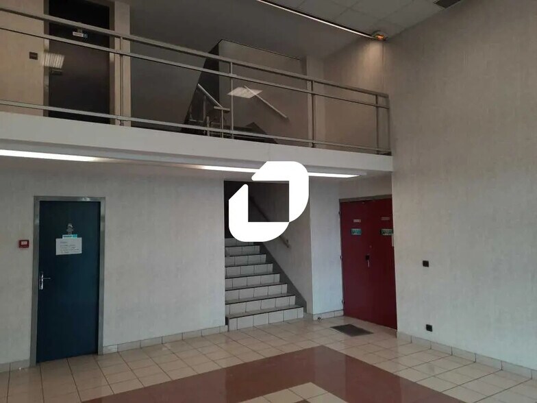 Local d’activités dans Villebon-sur-Yvette à louer - Hall d’entrée – Image 2 sur 12