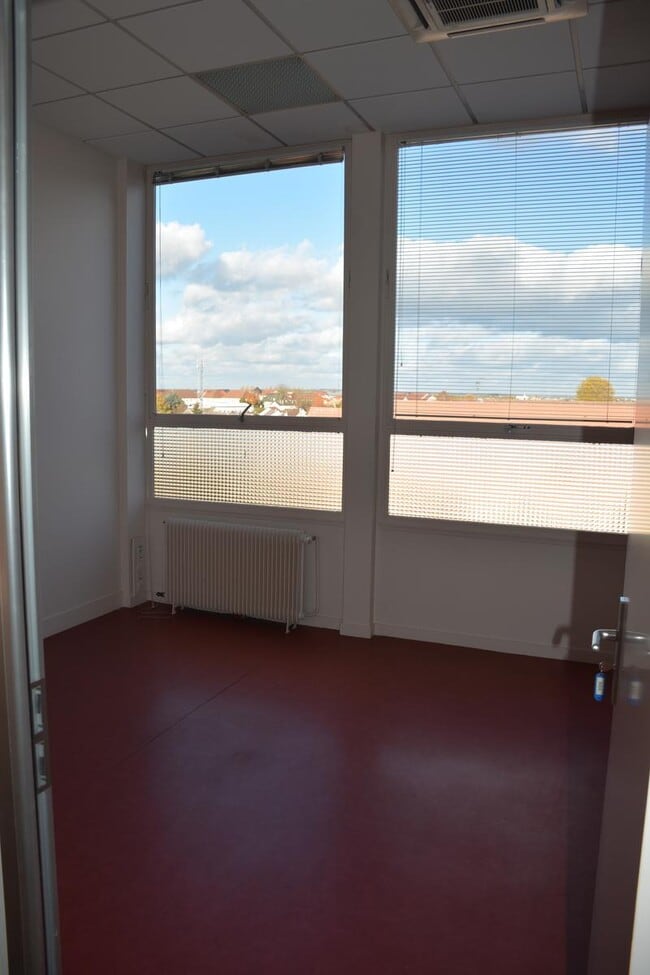 Plus de détails pour 5 Avenue Georges Bataille, Le Plessis-Belleville - Bureau à louer