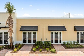 500-510 NW  Peacock Boulevard, Port Saint Lucie, FL à louer Photo de l’immeuble– Image 2 sur 9