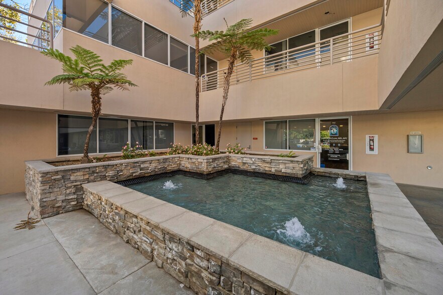 5830 Oberlin Dr, San Diego, CA à vendre - Photo de l’immeuble – Image 2 sur 7