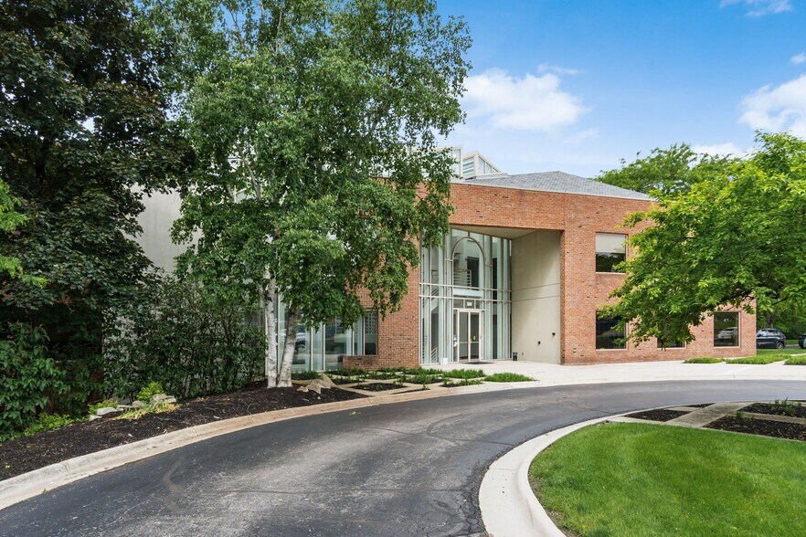 8000 Ravines Edge Ct, Columbus, OH à vendre - Photo de l’immeuble – Image 2 sur 16