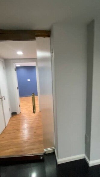 186 W 80th, New York, NY à louer - Vidéo sur l’annonce professionnelle – Image 2 sur 17