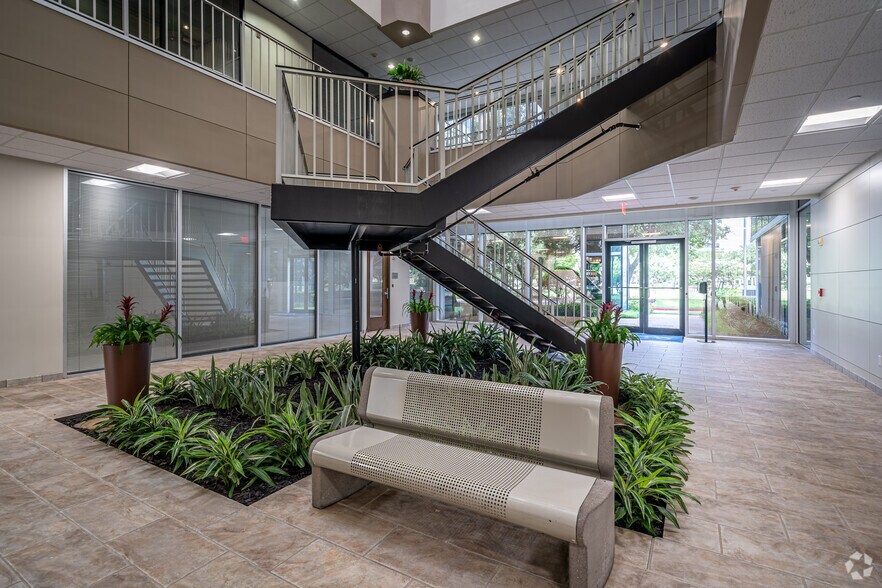 2929 Briarpark Dr, Houston, TX à louer - Hall d’entrée – Image 3 sur 31