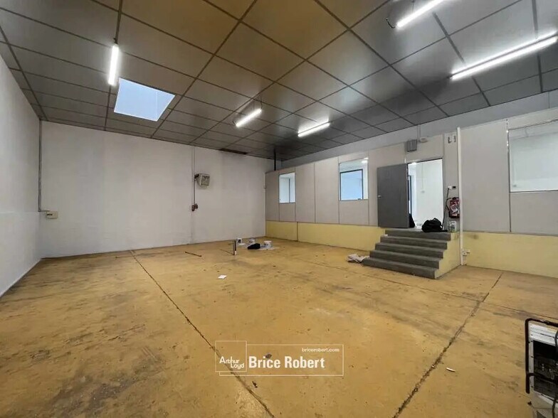 Local d’activités dans Villeurbanne à louer - Photo de l’immeuble – Image 3 sur 5
