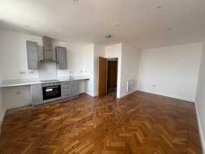 100 High St, Bedford à louer Photo de l’immeuble– Image 1 sur 12