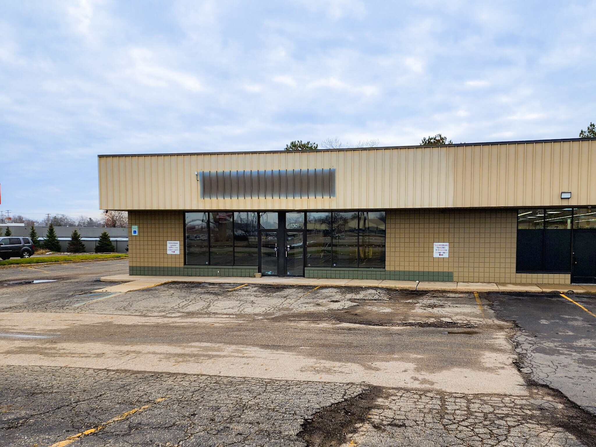 1301 W Holmes Rd, Lansing, MI à louer Photo principale– Image 1 sur 2