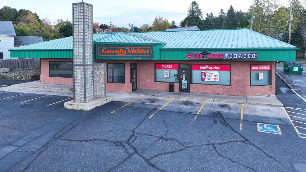 901 S Stephenson Ave, Iron Mountain, MI à louer - Photo de l’immeuble – Image 3 sur 6