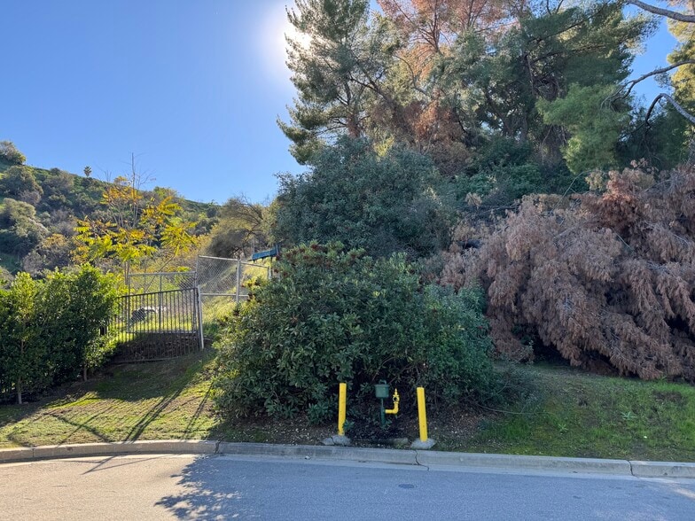 3 Ambar Dr, Woodland Hills, CA à vendre - Photo principale – Image 2 sur 17