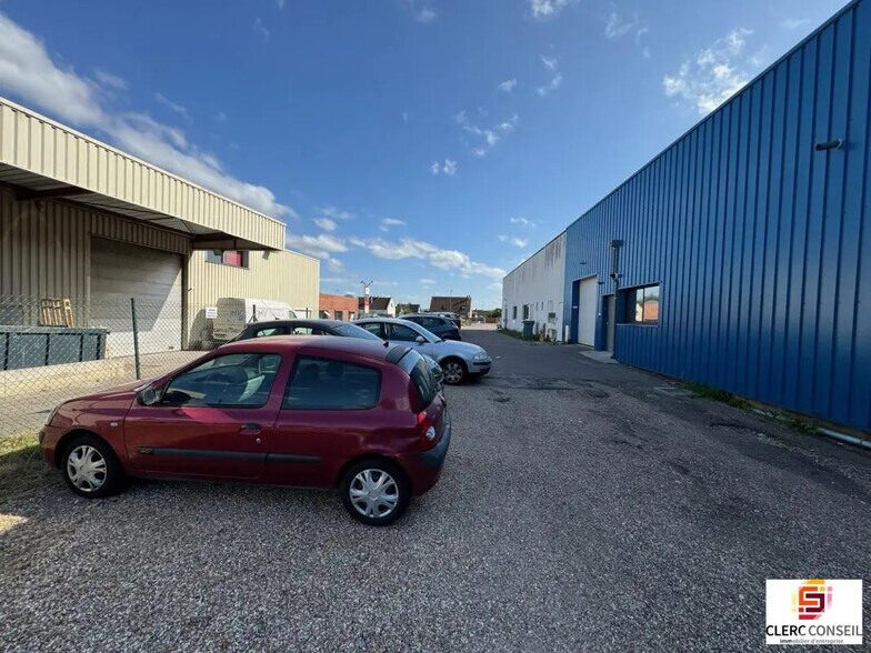 Local d’activités dans Val-de-Reuil à louer - Photo de l’immeuble – Image 3 sur 8