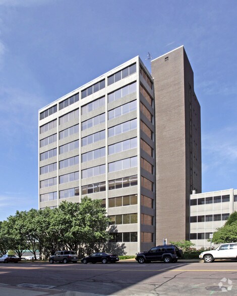 225-235 S Meramec Ave, Clayton, MO à louer - Photo de l’immeuble – Image 2 sur 17