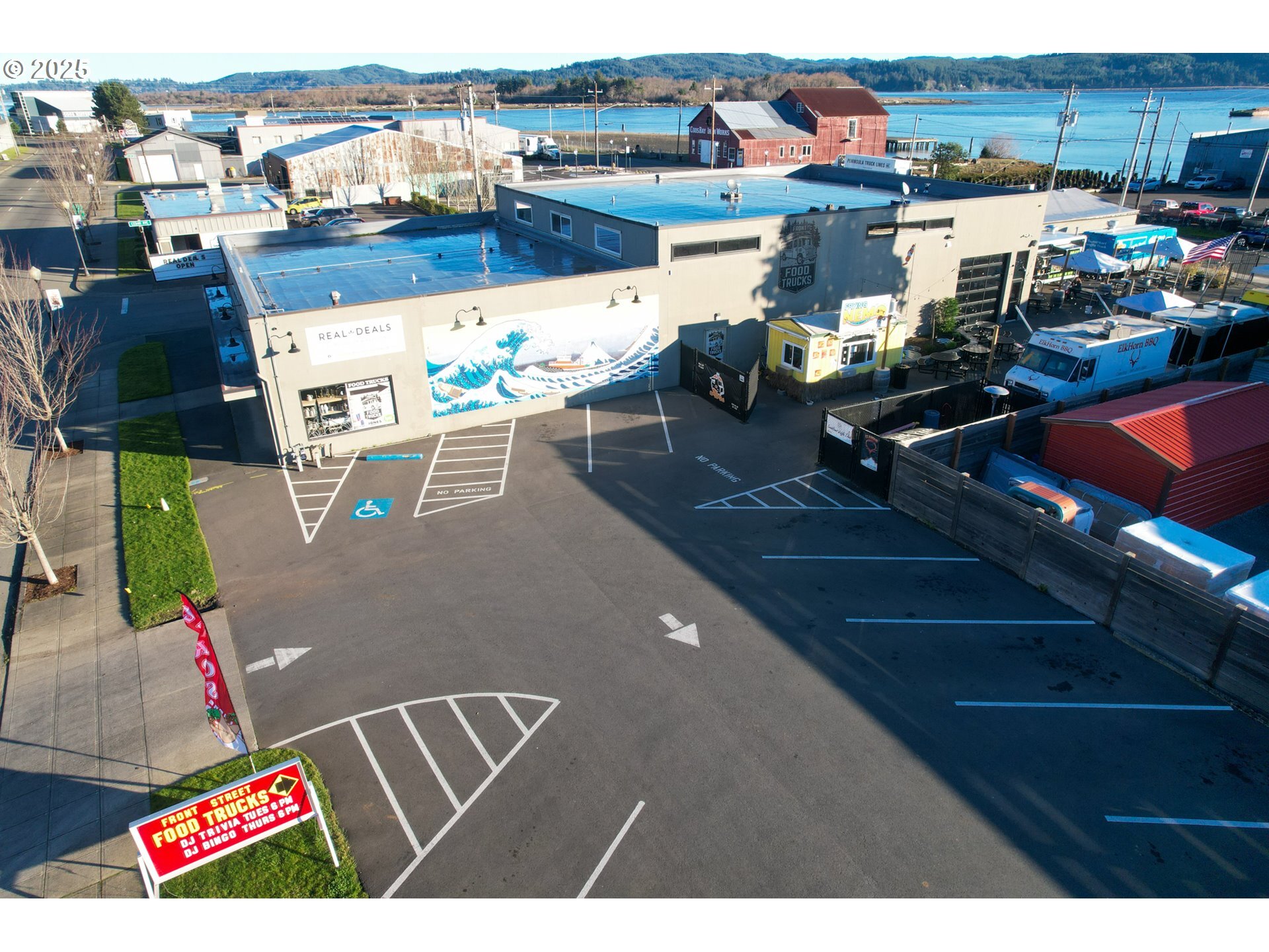 790 N Bayshore Dr, Coos Bay, OR à vendre Photo de l’immeuble– Image 1 sur 44
