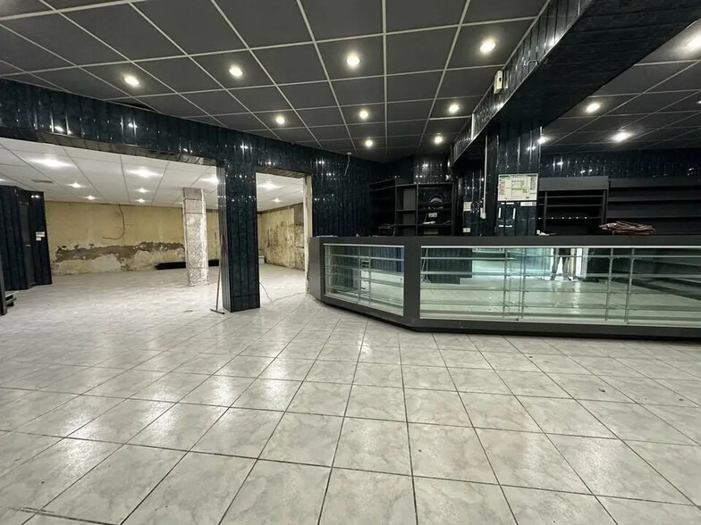 Local commercial dans Nîmes à louer - Photo de l’immeuble – Image 2 sur 6