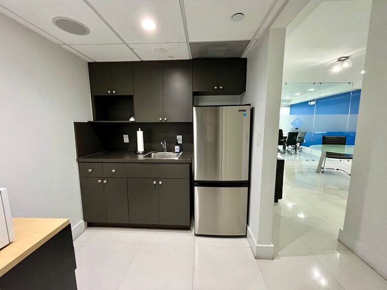 2030 S Douglas Rd, Coral Gables, FL à vendre - Photo intérieure – Image 2 sur 18