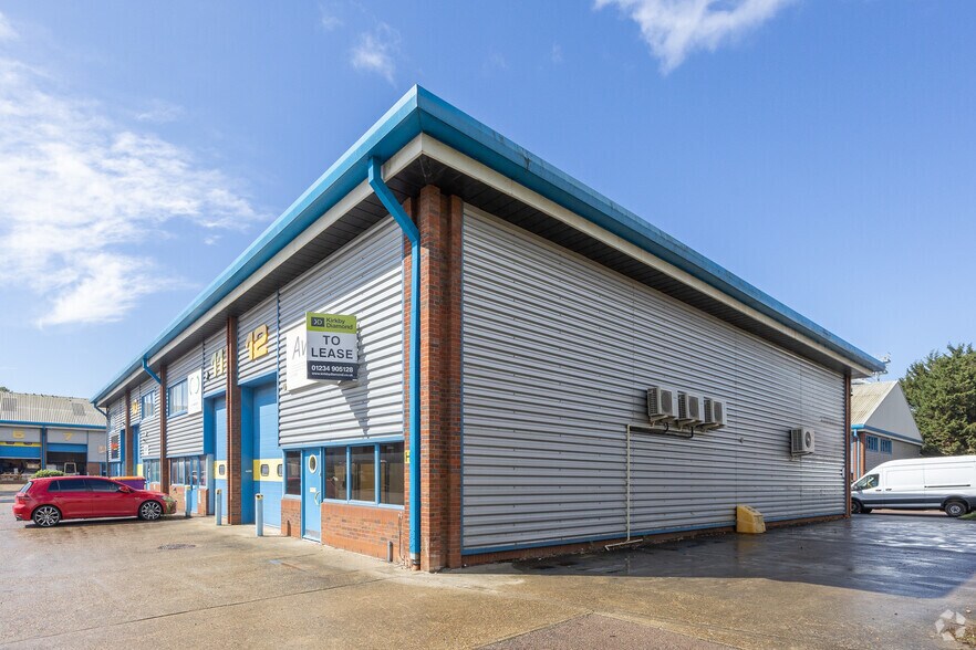 Mile Rd, Bedford à louer - Photo de l’immeuble – Image 3 sur 3