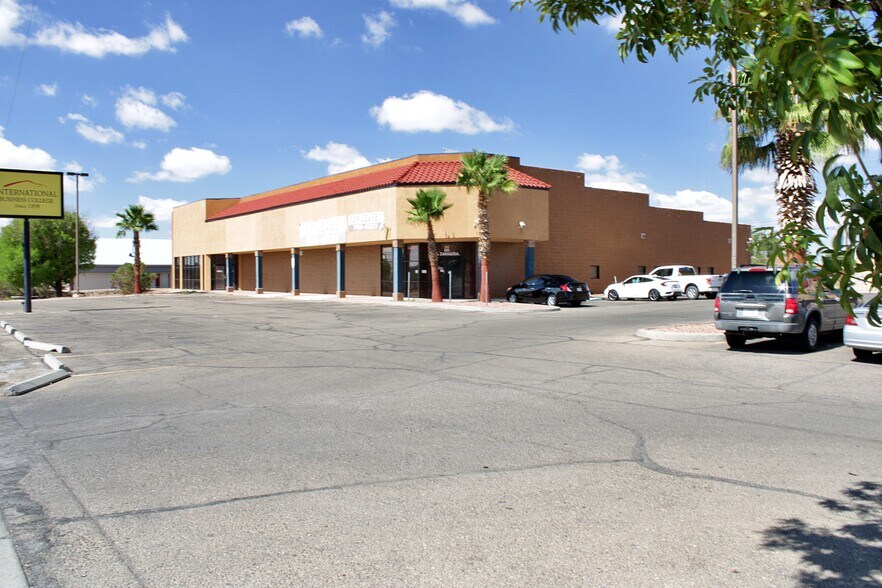 1155 N Zaragosa Rd, El Paso, TX à louer - Photo de l’immeuble – Image 2 sur 5
