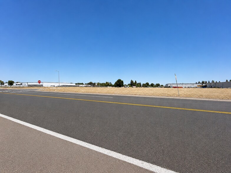 S Granada Dr, Madera, CA à vendre - Photo de l’immeuble – Image 3 sur 5