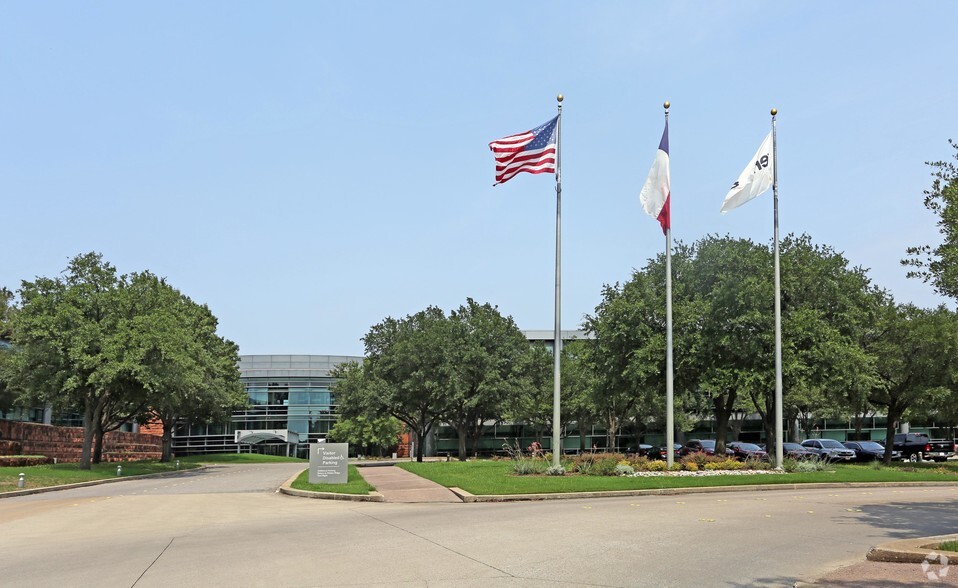 700 Hidden Rdg, Irving, TX à louer - Photo de l’immeuble – Image 1 sur 10