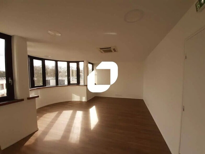 Bureau dans Jouy-en-Josas à louer - Photo de l’immeuble – Image 2 sur 8