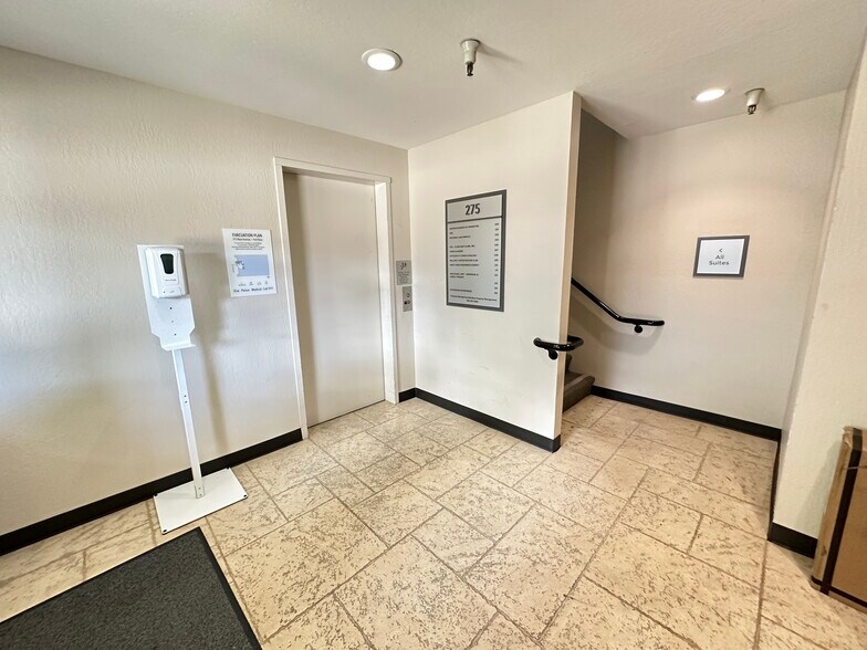275 Rose Ave, Pleasanton, CA à louer - Photo intérieure – Image 3 sur 5