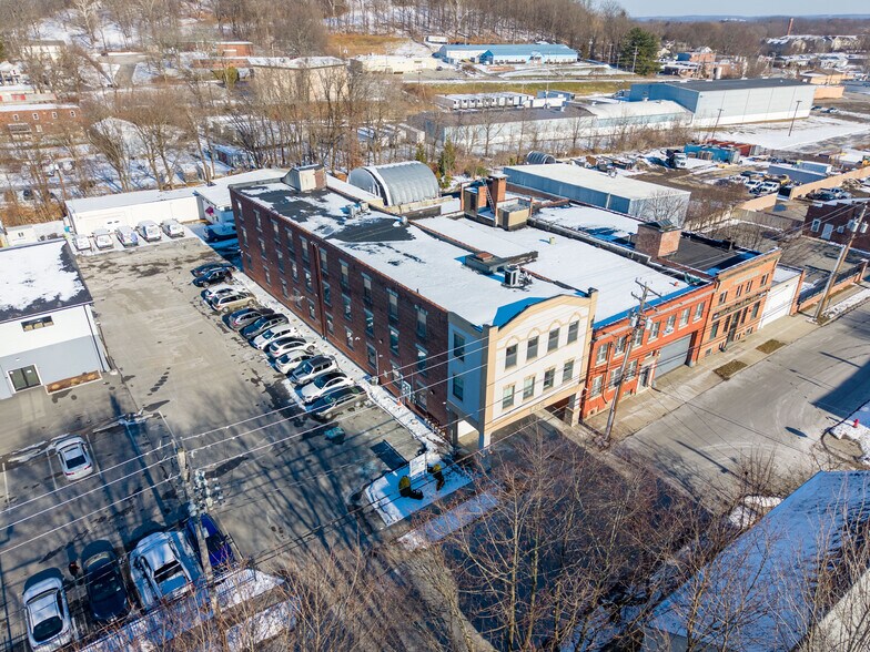 36 Cottage St, Poughkeepsie, NY à vendre - Photo principale – Image 1 sur 15
