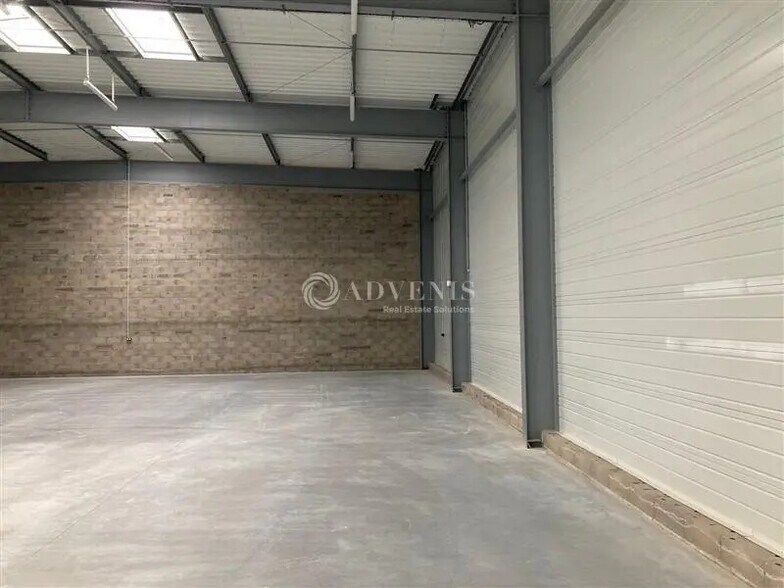 Local d’activités dans La Chaussée-Saint-Victor à louer - Photo intérieure – Image 2 sur 5