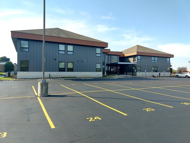 200 & 300 White Spruce Blvd portefeuille de 2 biens à vendre sur LoopNet.fr - Photo de l’immeuble – Image 2 sur 5