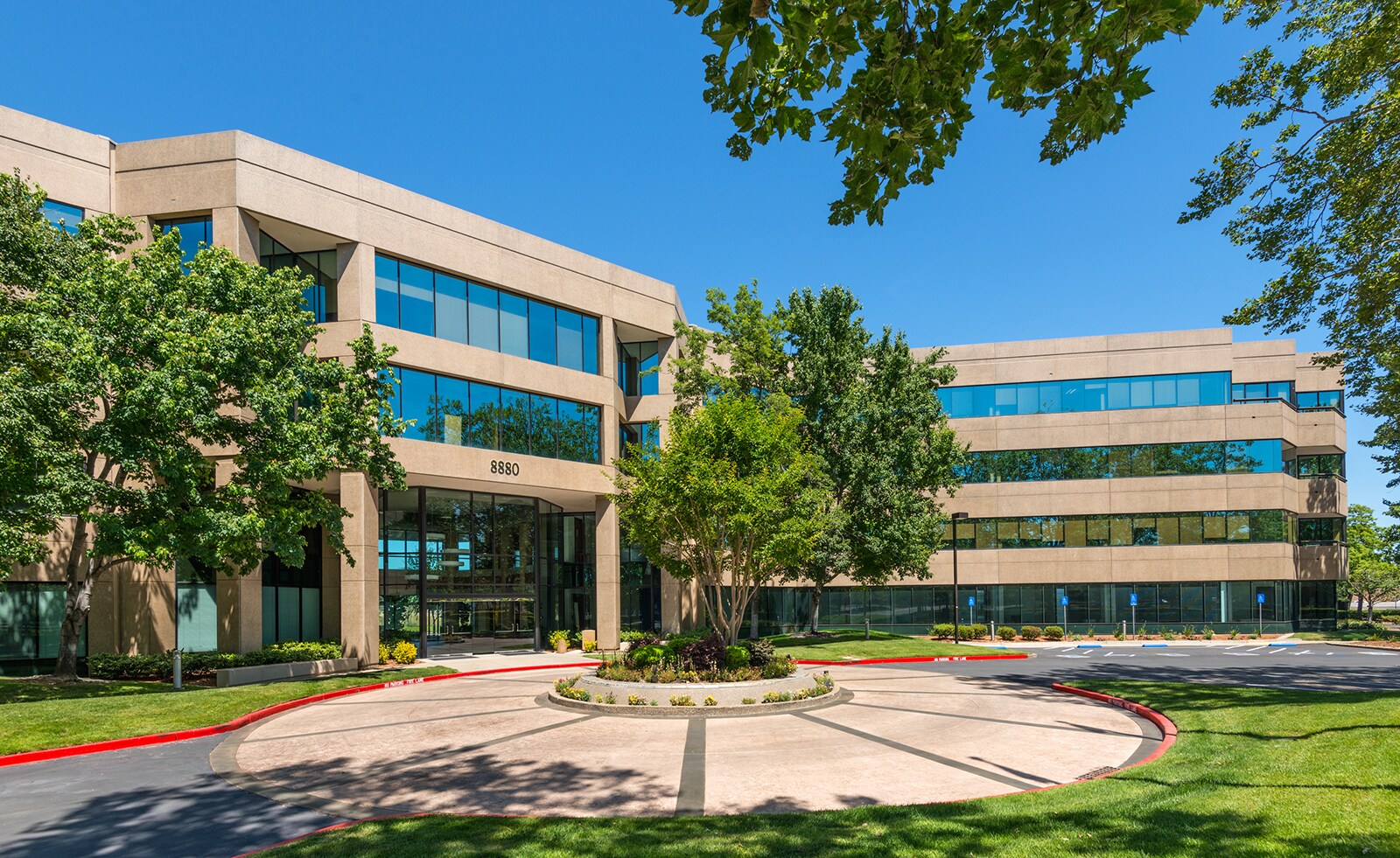 8880 Cal Center Dr, Sacramento, CA à louer Photo principale– Image 1 sur 15