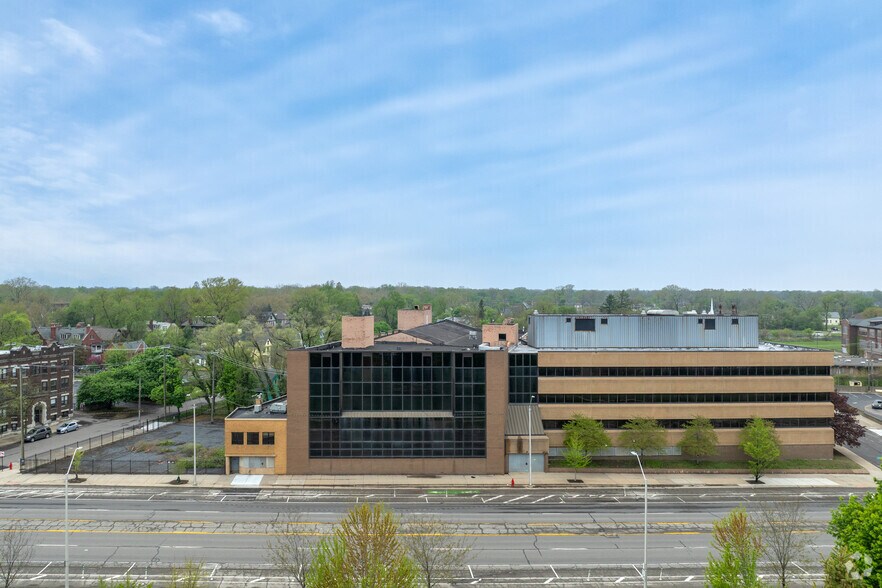 8701-8735 E Jefferson Ave, Detroit, MI à vendre - Photo de l’immeuble – Image 3 sur 20