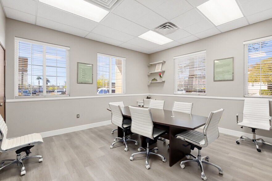 7656 W Sahara Ave, Las Vegas, NV à louer - Photo de l’immeuble – Image 3 sur 31