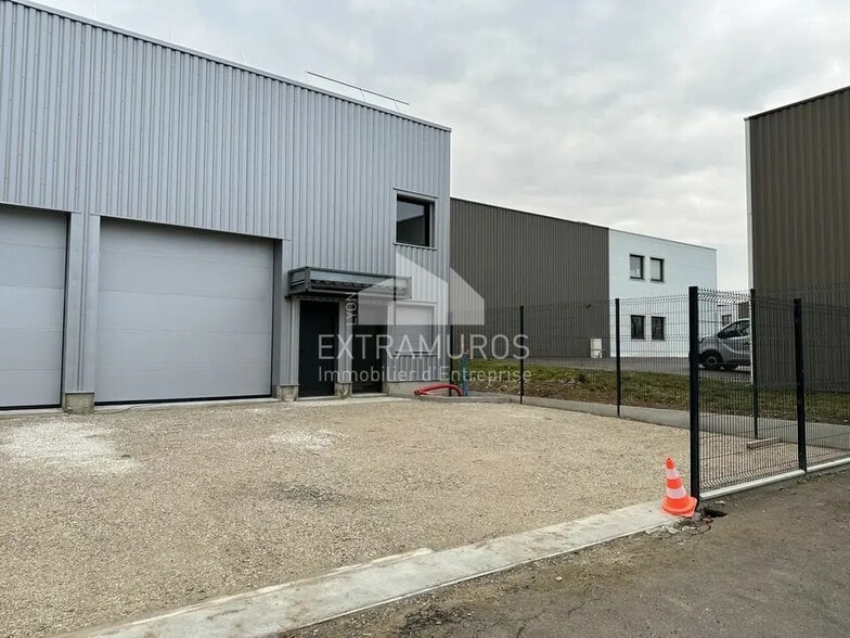 Local d’activités dans Cailloux-sur-Fontaines à louer - Photo de l’immeuble – Image 1 sur 6