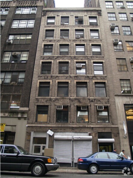 355-357 W 36th St, New York, NY à louer - Photo de l’immeuble – Image 3 sur 6
