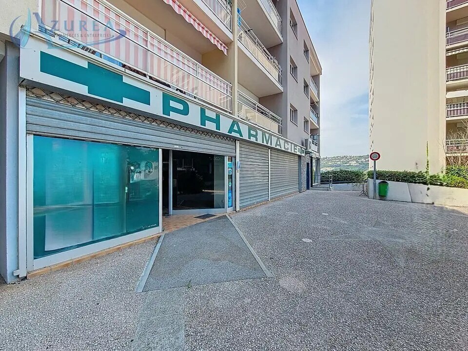 Local commercial dans Saint-Laurent-du-Var à louer Photo de l’immeuble– Image 1 sur 7