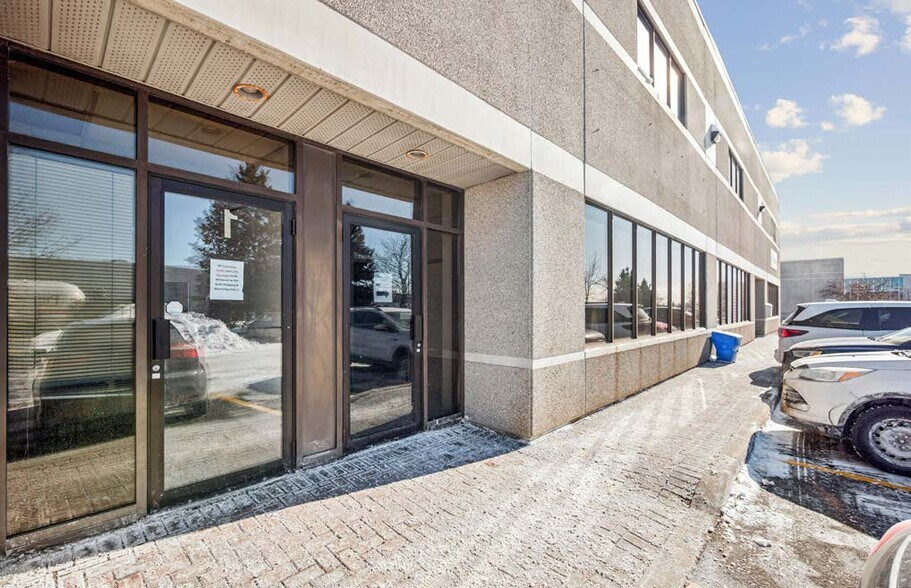 299 Basaltic Rd, Concord, ON à louer - Photo de l’immeuble – Image 1 sur 3