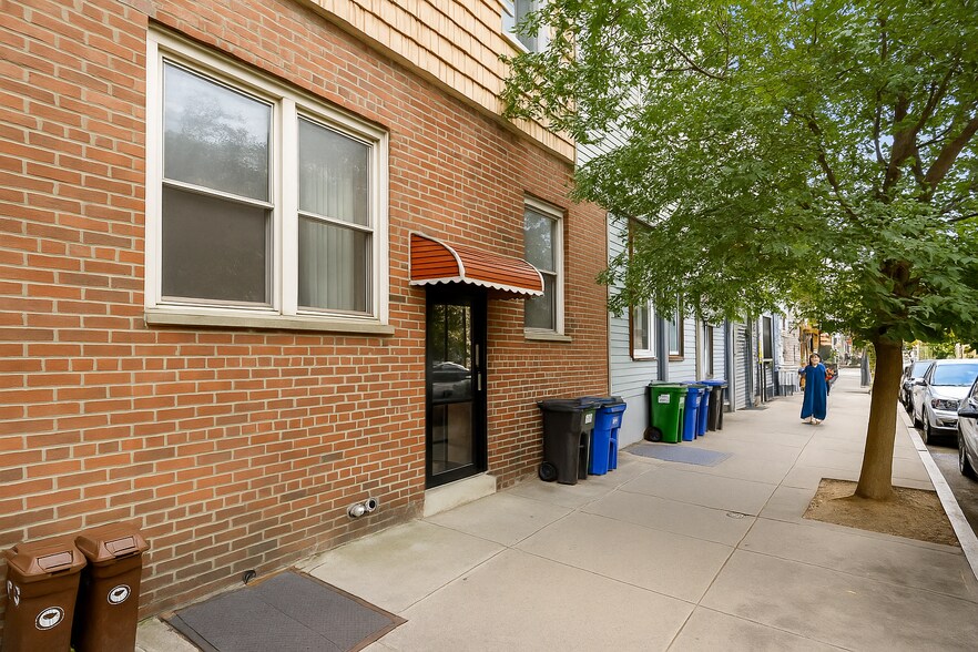 196 Nassau Ave, Brooklyn, NY à vendre - Photo principale – Image 2 sur 10