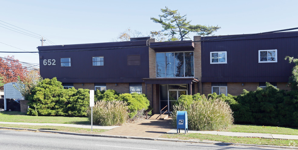 652 Suffolk Ave, Brentwood, NY à louer - Photo de l’immeuble – Image 3 sur 6